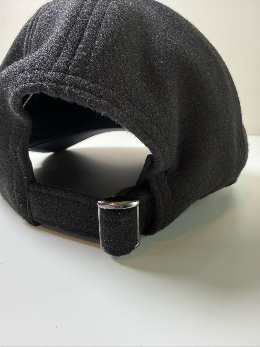 Alo Yoga | Off Duty Prestige Cap | Black | One Size - Picture 7 of 14